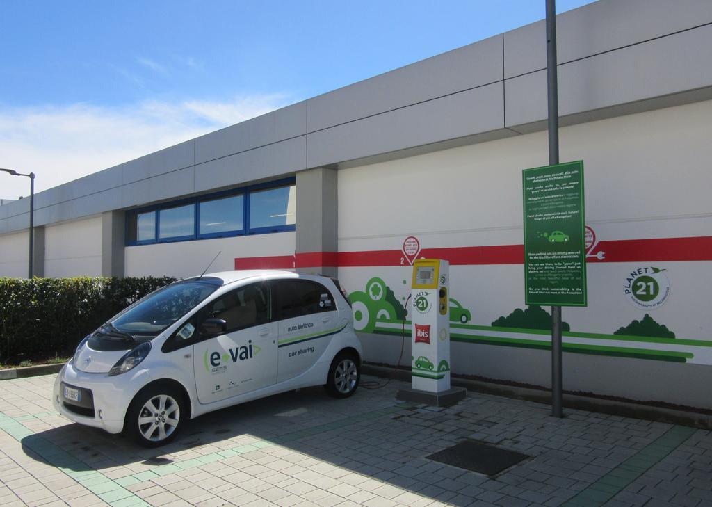 Hotel Ibis Milano Fiera Lainate Exterior foto