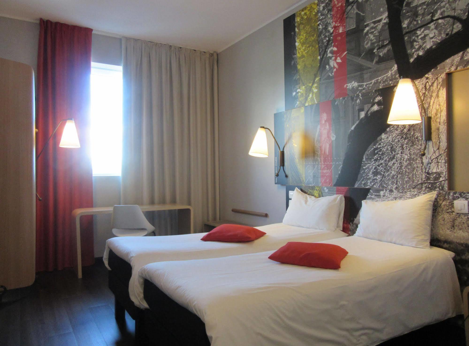 Hotel Ibis Milano Fiera Lainate Exterior foto